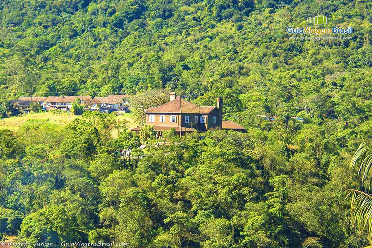 Imagem de uma casa de madeira no meio do morro em Paranapiacaba.