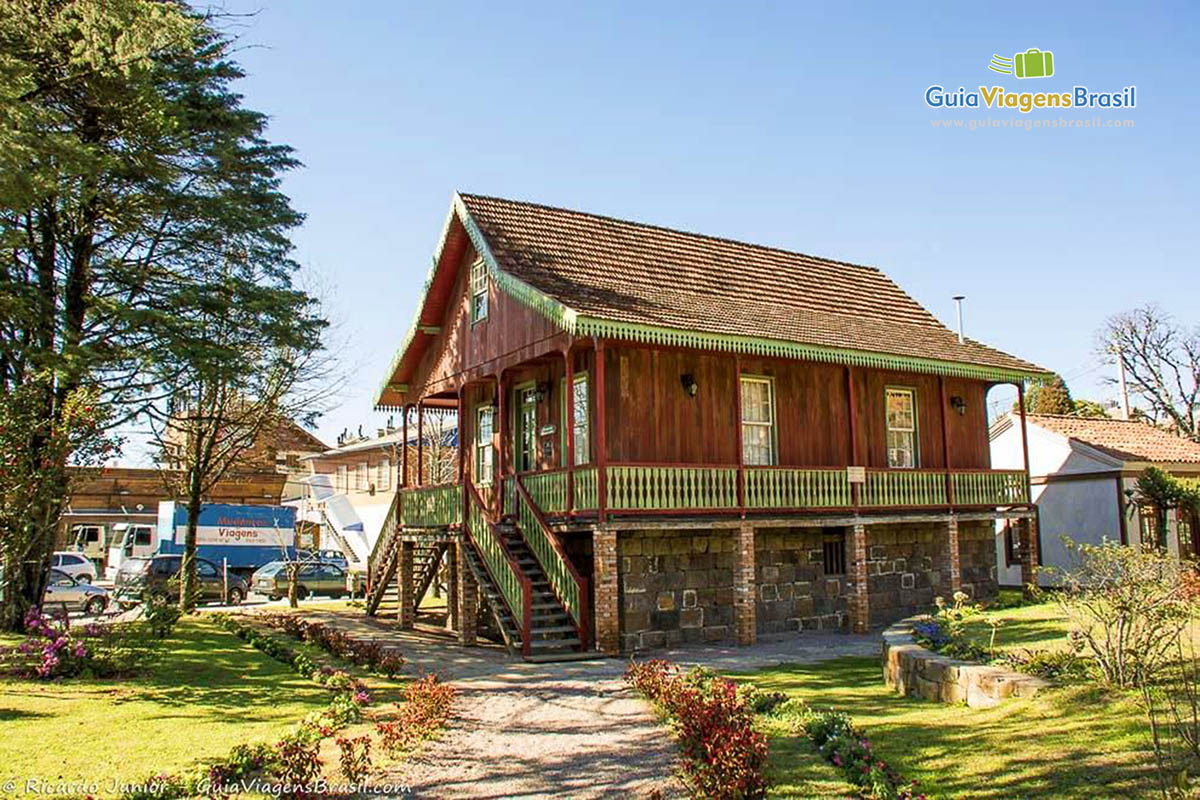 Imagem de uma casa de madeira na Praça das Etnias em Gramado.