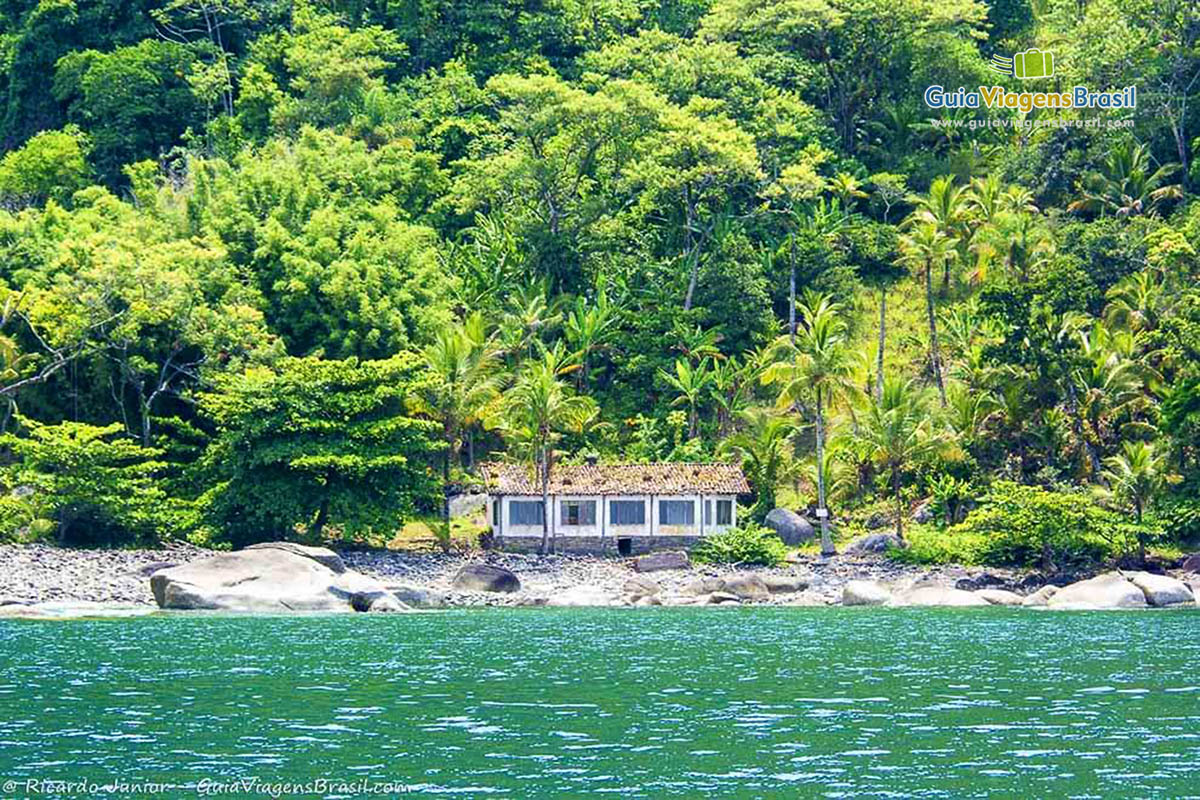 Imagem de um linda casinha na Praia das Enchovas.