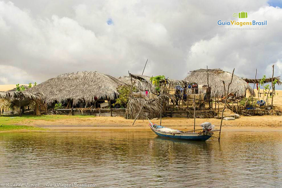 Imagem de umas casas de sape e bambu, moradores local.