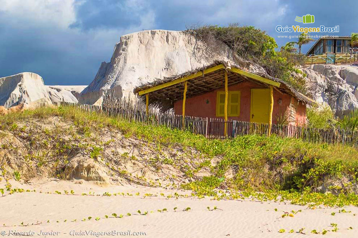 Imagem de uma casinha de barro no meio das dunas em Canoa Quebrada.