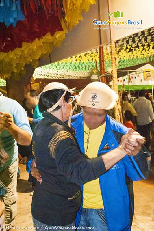 Imagem de casal dançando forró, na festa junina de Campina Grande.