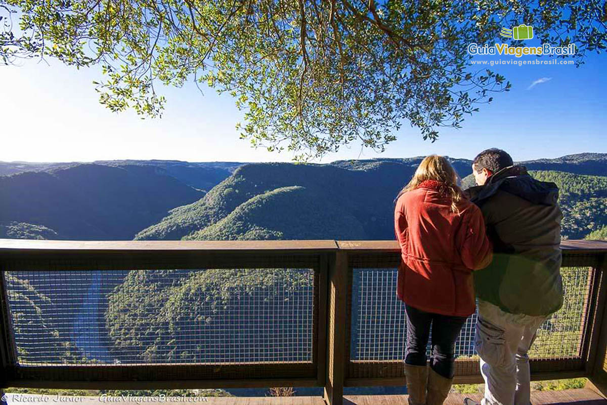 Imagem de um casal admirando a bela vista do Parque da Ferradura.