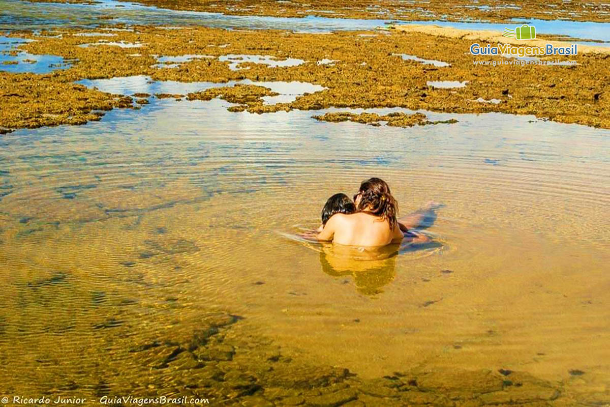 Imagem de casal curtindo as águas quentes da piscina natural de Papa-Gente.