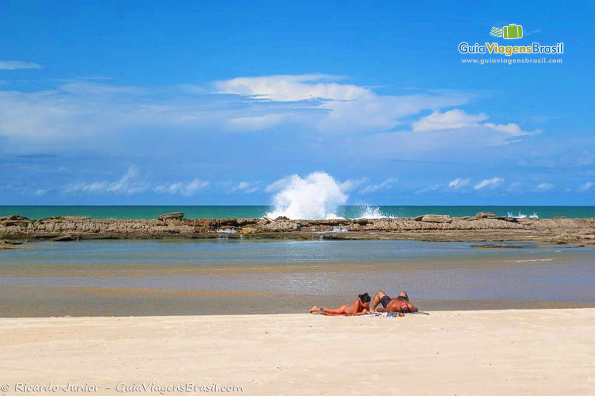 Imagem de casal aproveitando uma tarde se sol na Praia Camurupim.