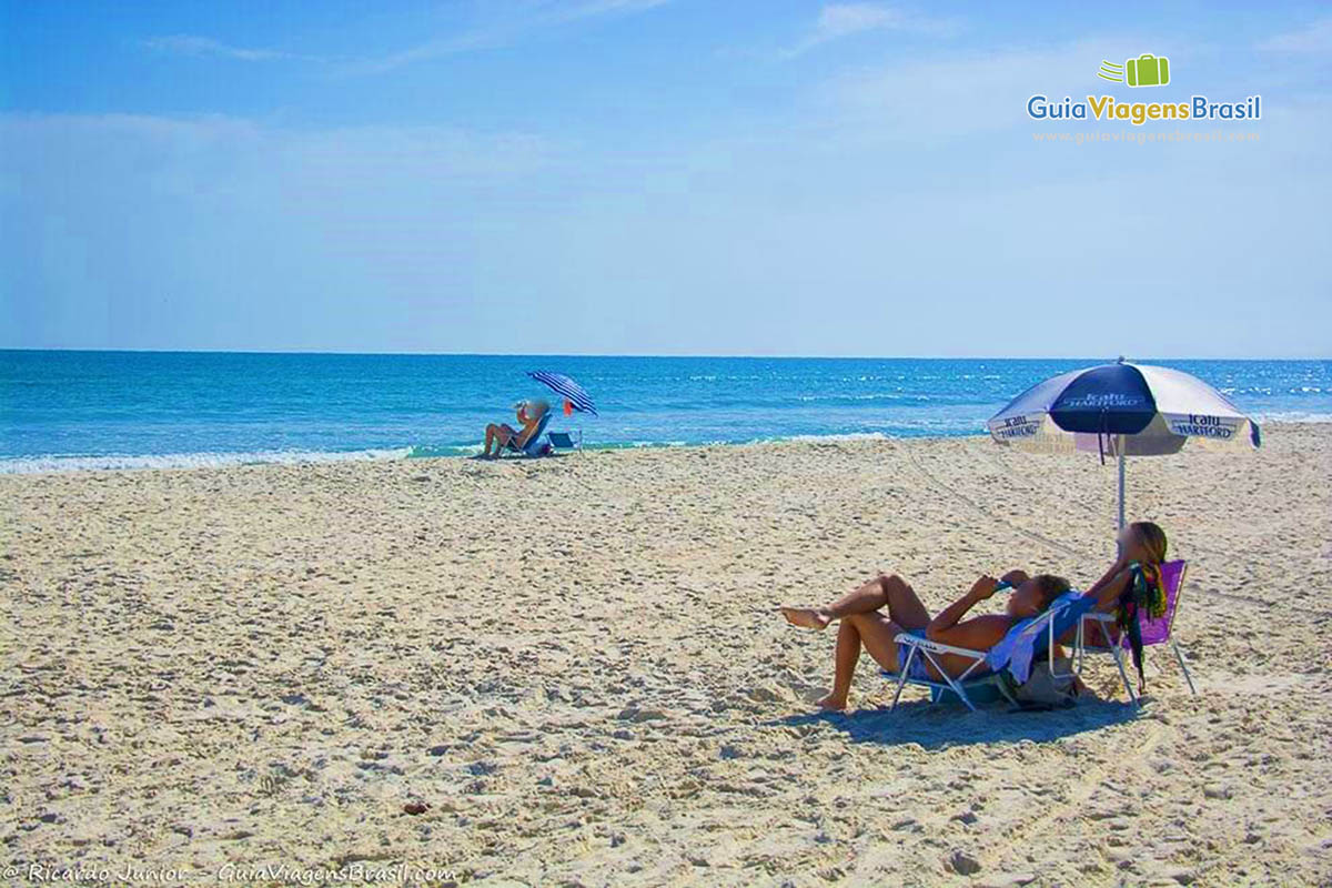 Imagem de casal admirando a linda Praia Juquehy.