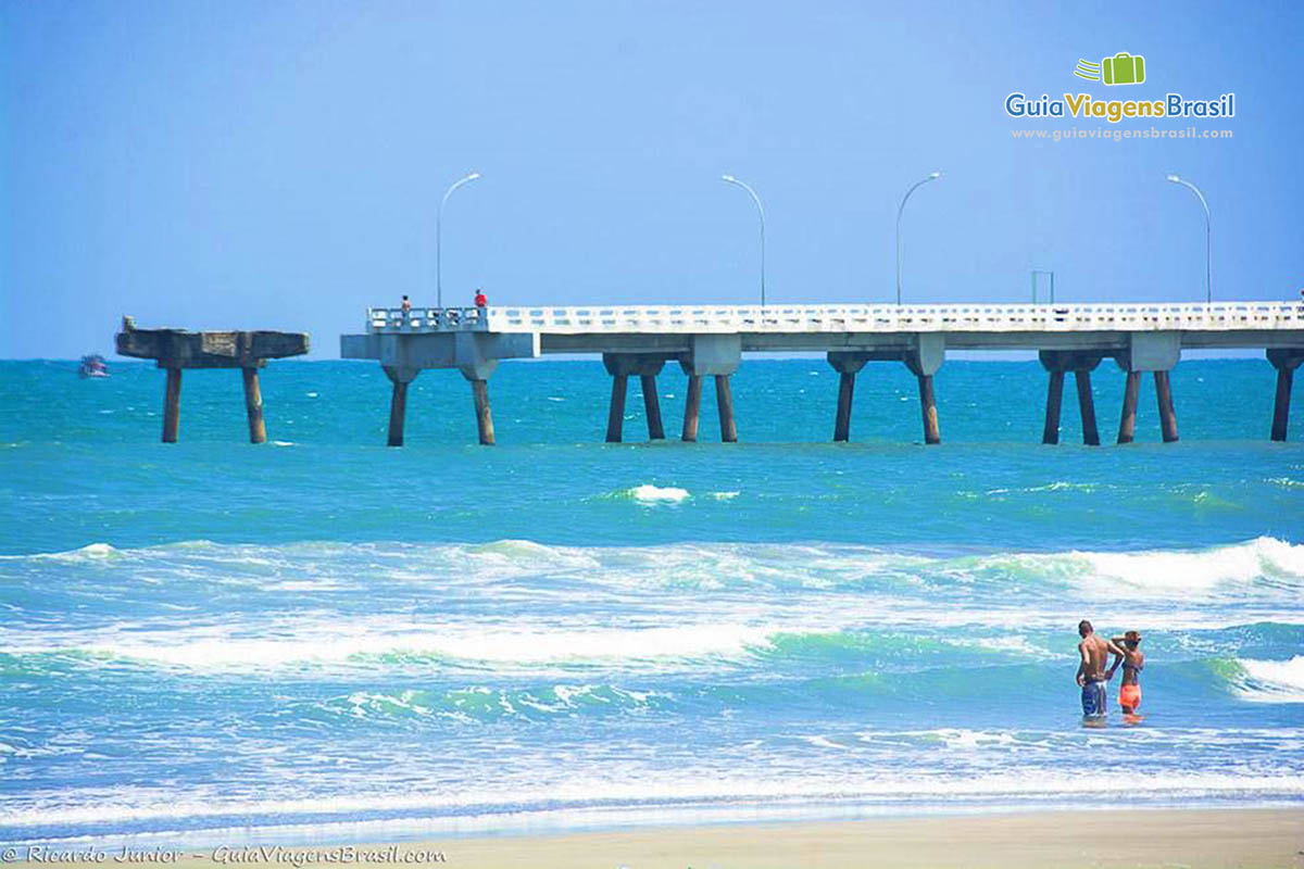 Imagem de casal admirando a bela Praia de Mongaguá.