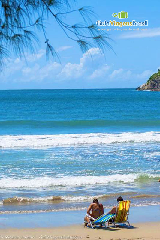 Imagem de casal tomando sol na Praia Retiro dos Padres.