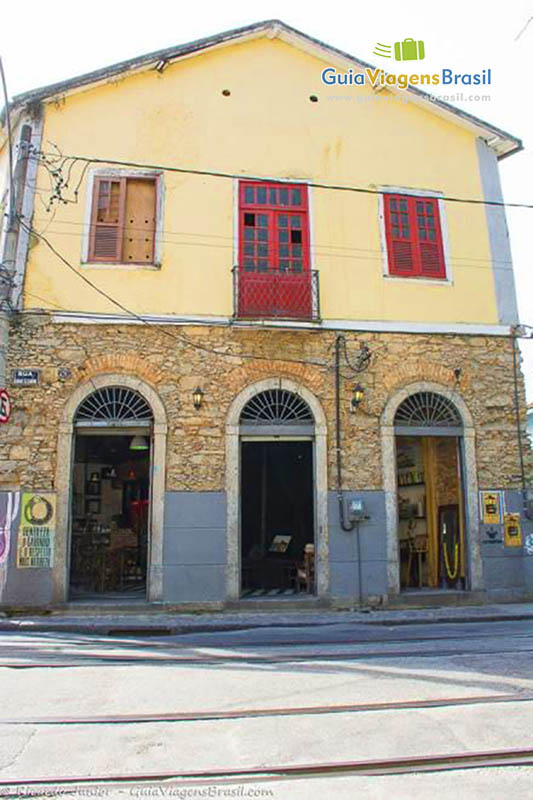 Imagem da fachada de um casarão que é comércio em Santa Tereza.
