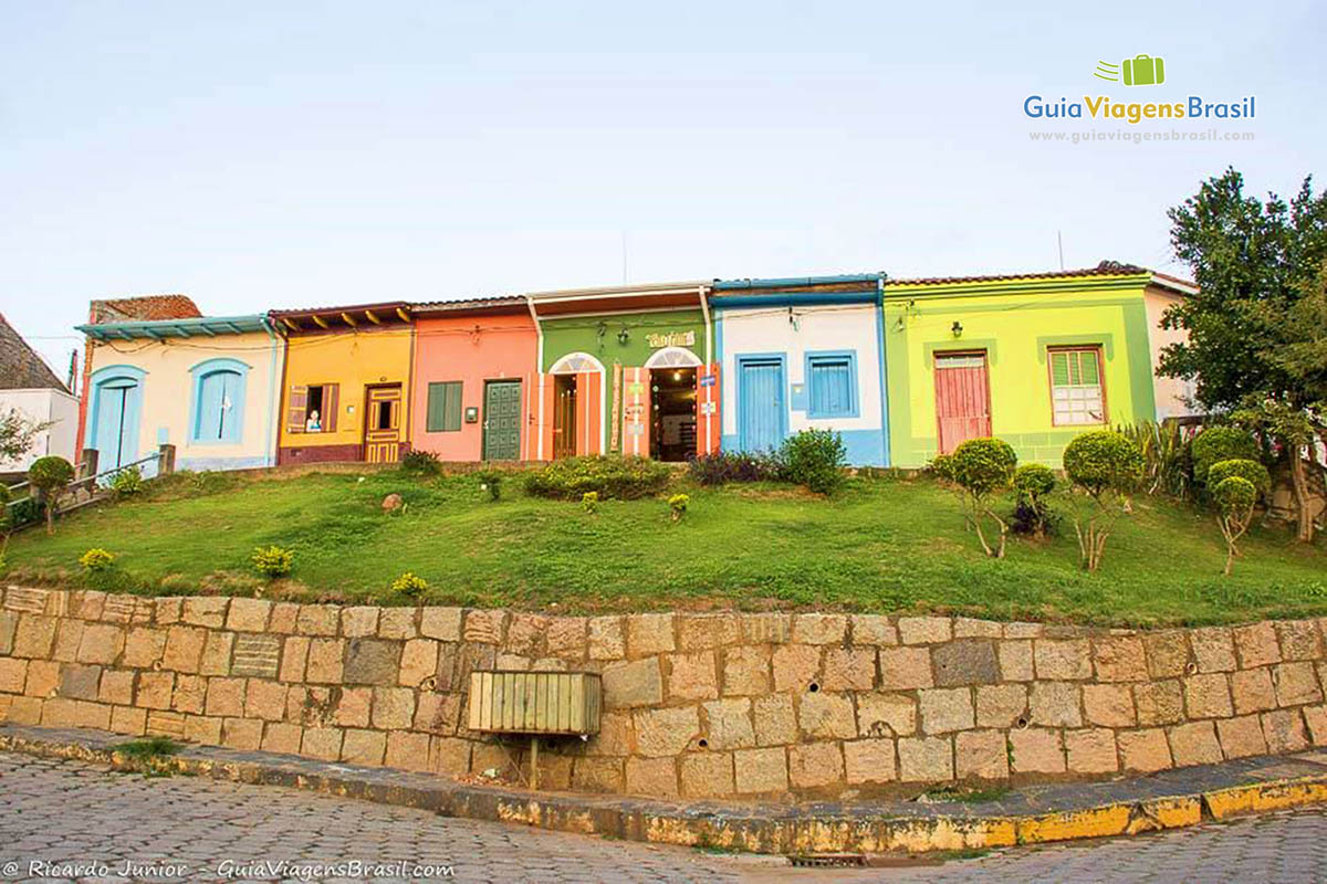 Imagem de casinhas coloridas, dando charme para cidade.