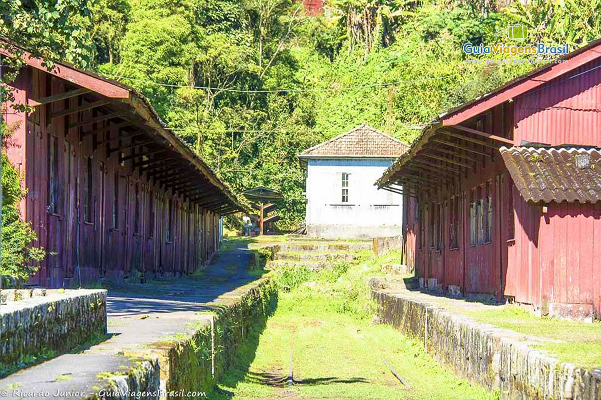 Imagem de simples casa de madeira onde os antigos funcionários dos trens moravam.