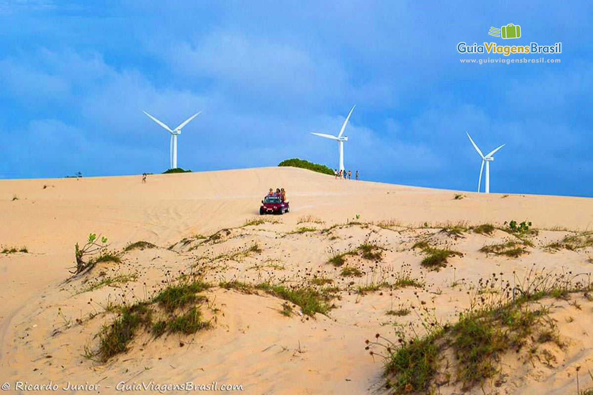 Imagem de cataventos no topo das Dunas em Canoa Quebrada.