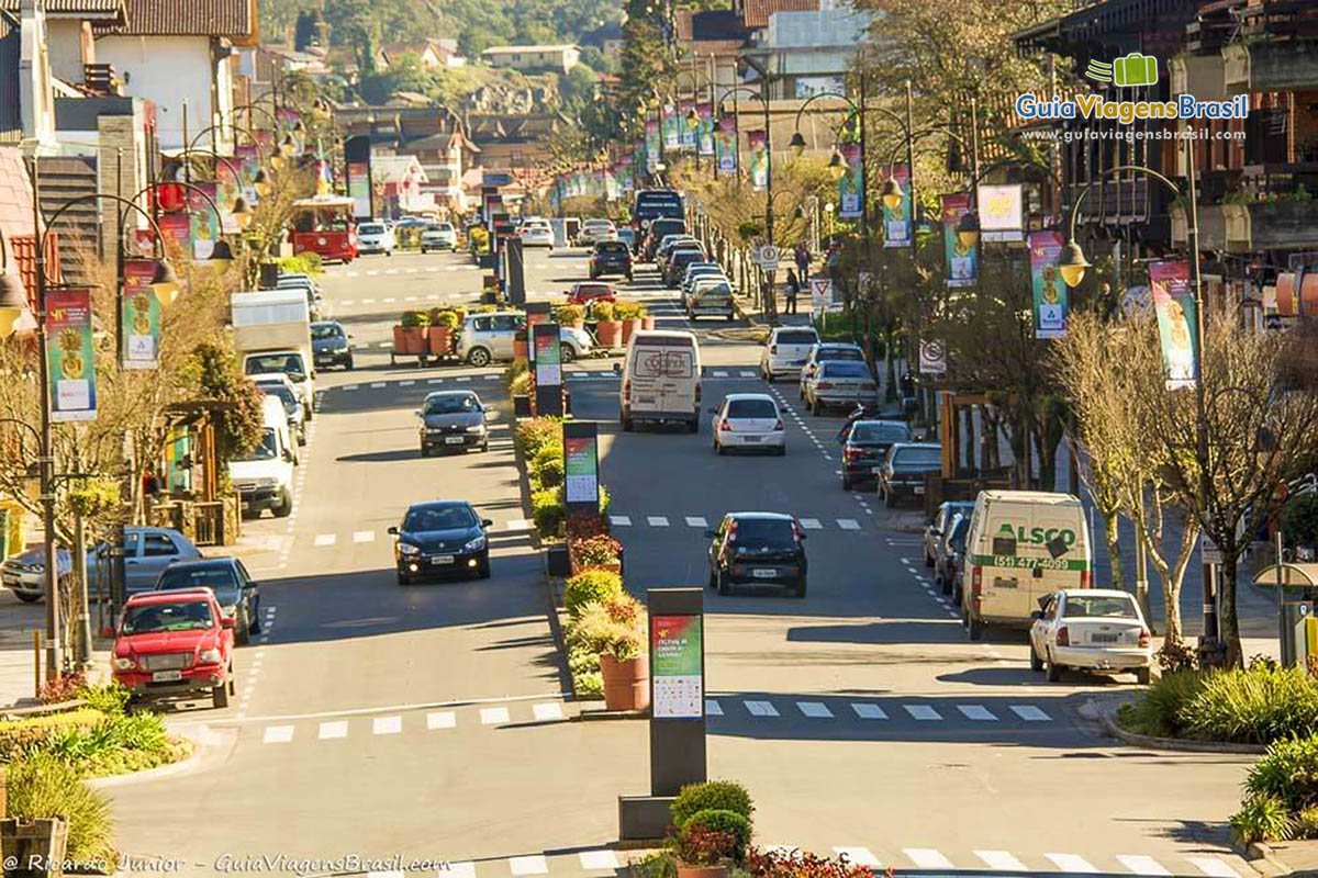 Imagem de carros nas ruas do Centro de Gramado.