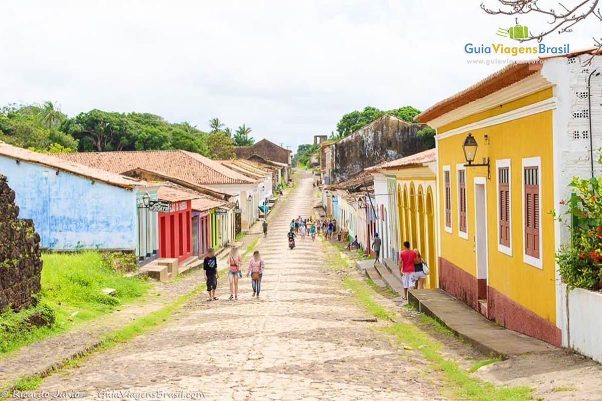 Imagem de turistas andando pelas ruas do centro histórico.