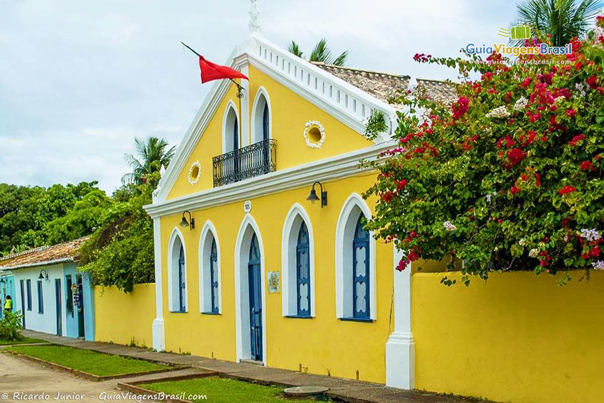 Imagem da linda fachada amarela no Centro Histórico de Porto Seguro