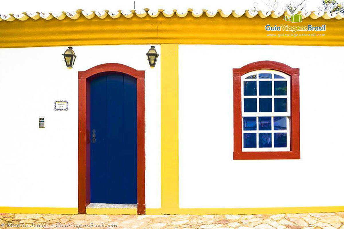 Imagem de uma porta e janela famosas em Tiradentes, por conta das construções históricas.