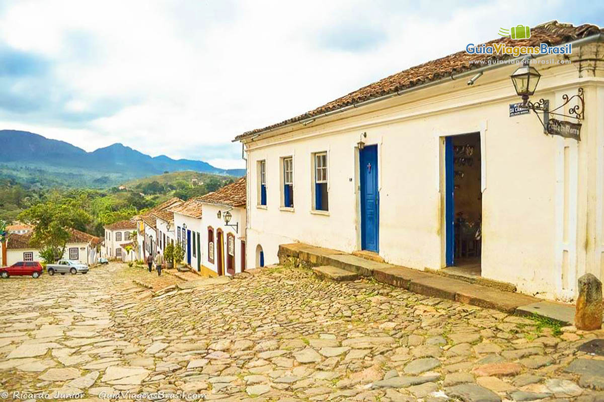 Imagem de uma rua larga de paralelepípedo.