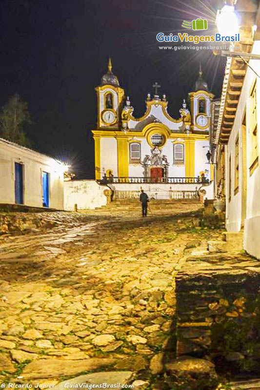 Imagem a noite no alto da ladeira  a maravilhosa igreja.