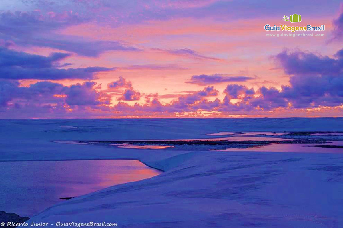 Imagem do céu lilás no entardecer no Maranhão.