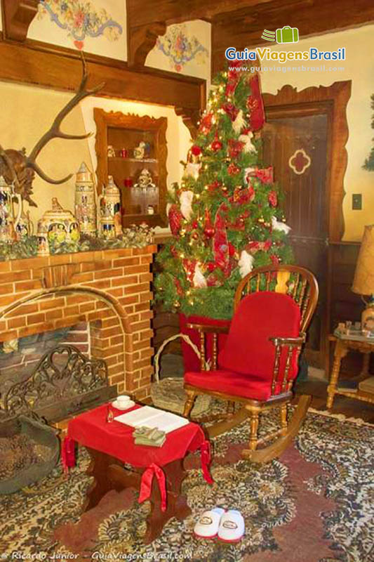 Imagem da sala do Papai Noel com uma lareira.