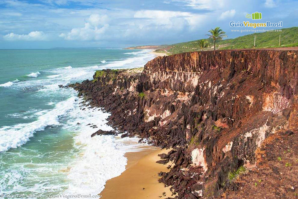 Imagem de falesia e pedras no Chapadão.