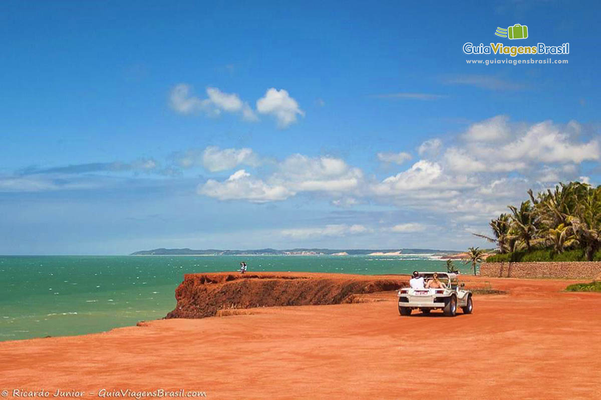 Imagem do jipe no chapadão e ao fundo mar maravilhoso.