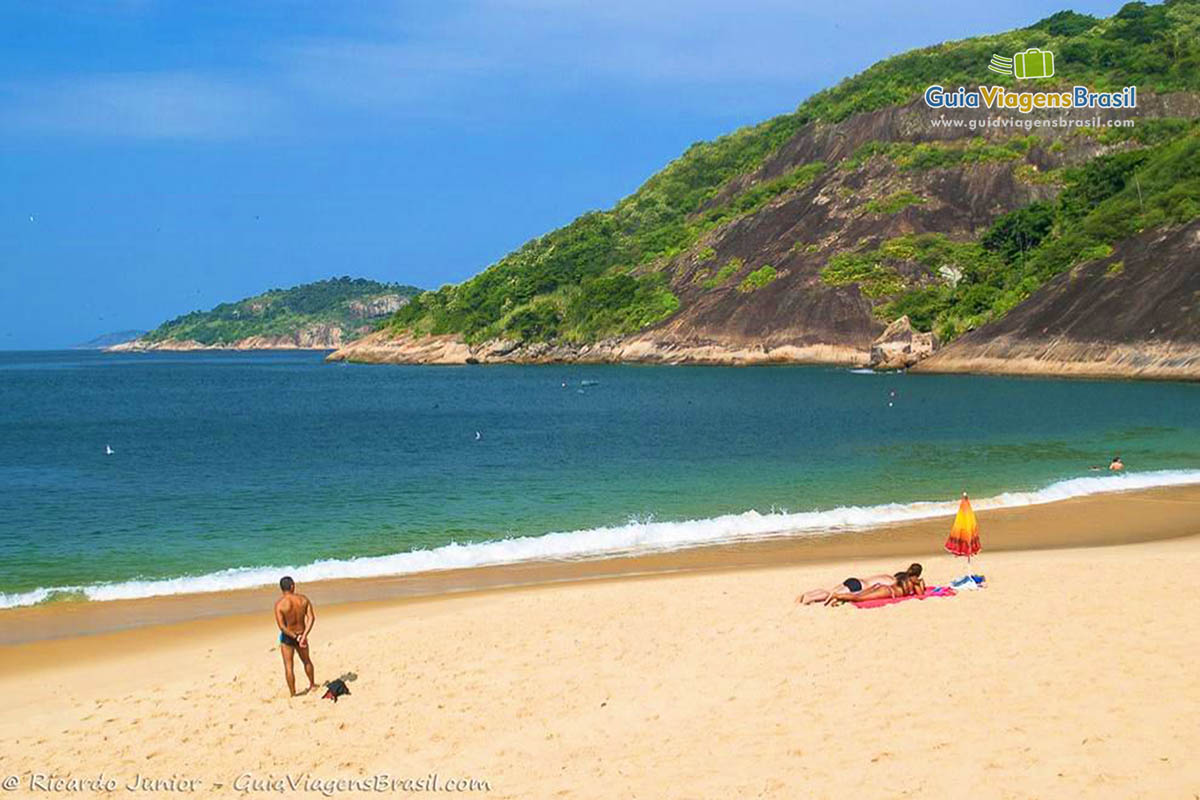 Imagem da charmosa Praia Vermelha.