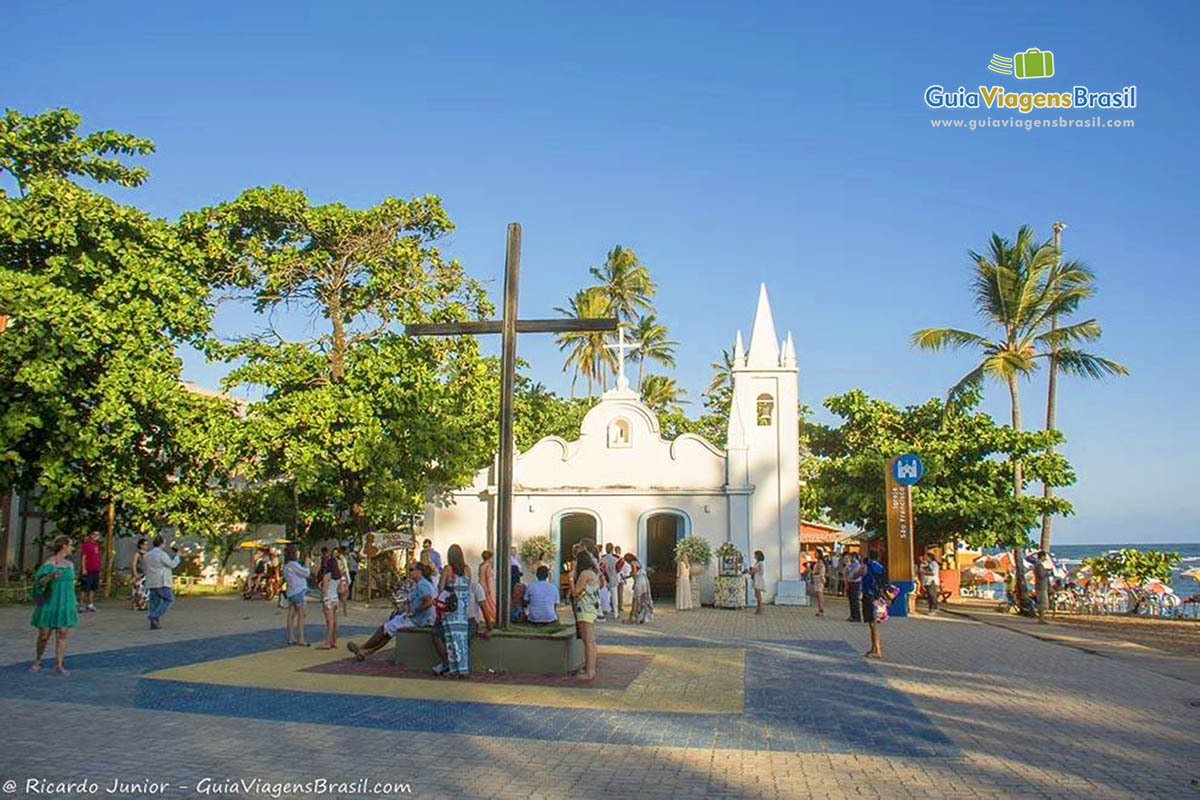 Imagem das árvores em volta da igreja de São Francisco de Assis.