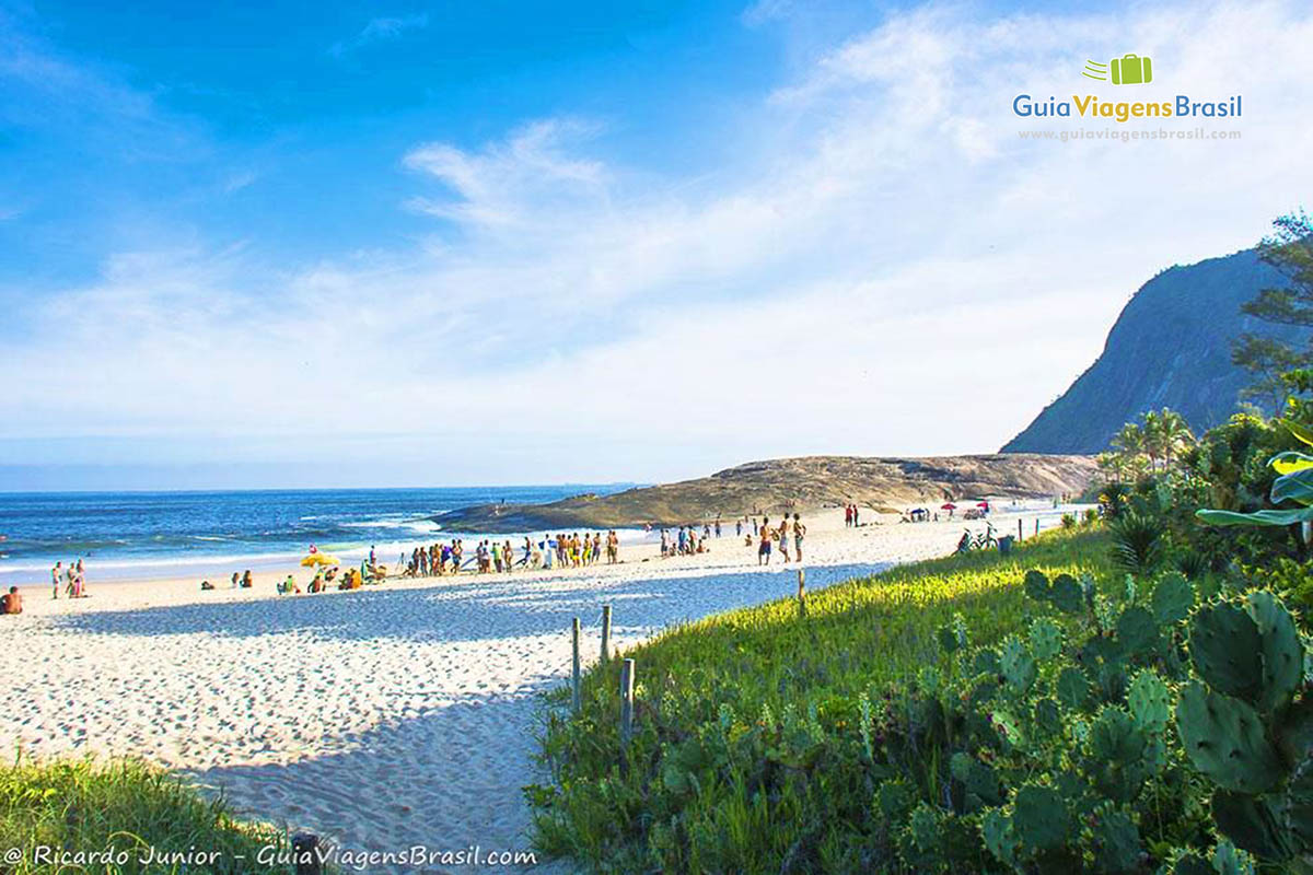 Imagem na chegada da Praia Itacoatiara, excelente palco para surfistas.