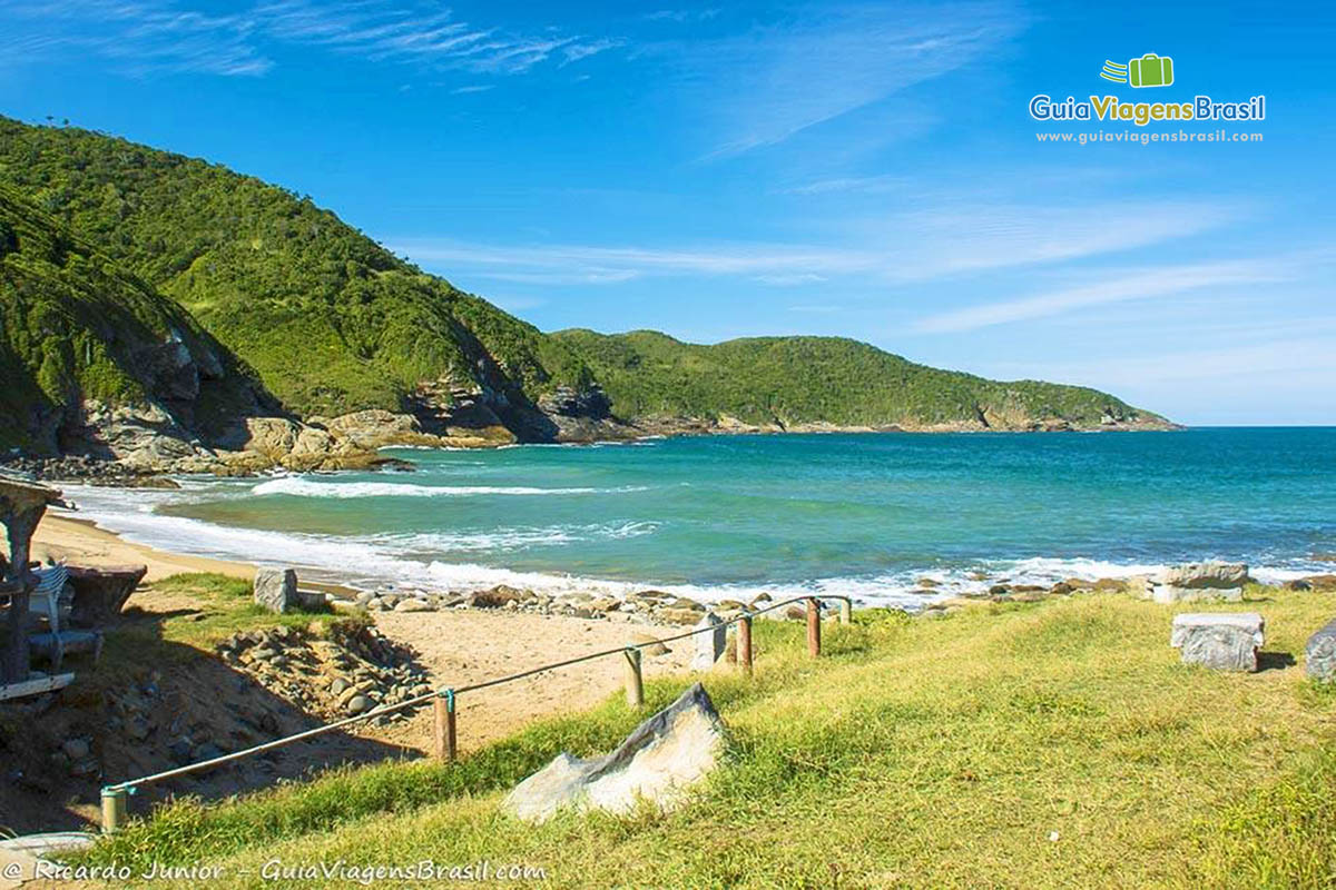 Imagem da bela praia, com um mar incrível.