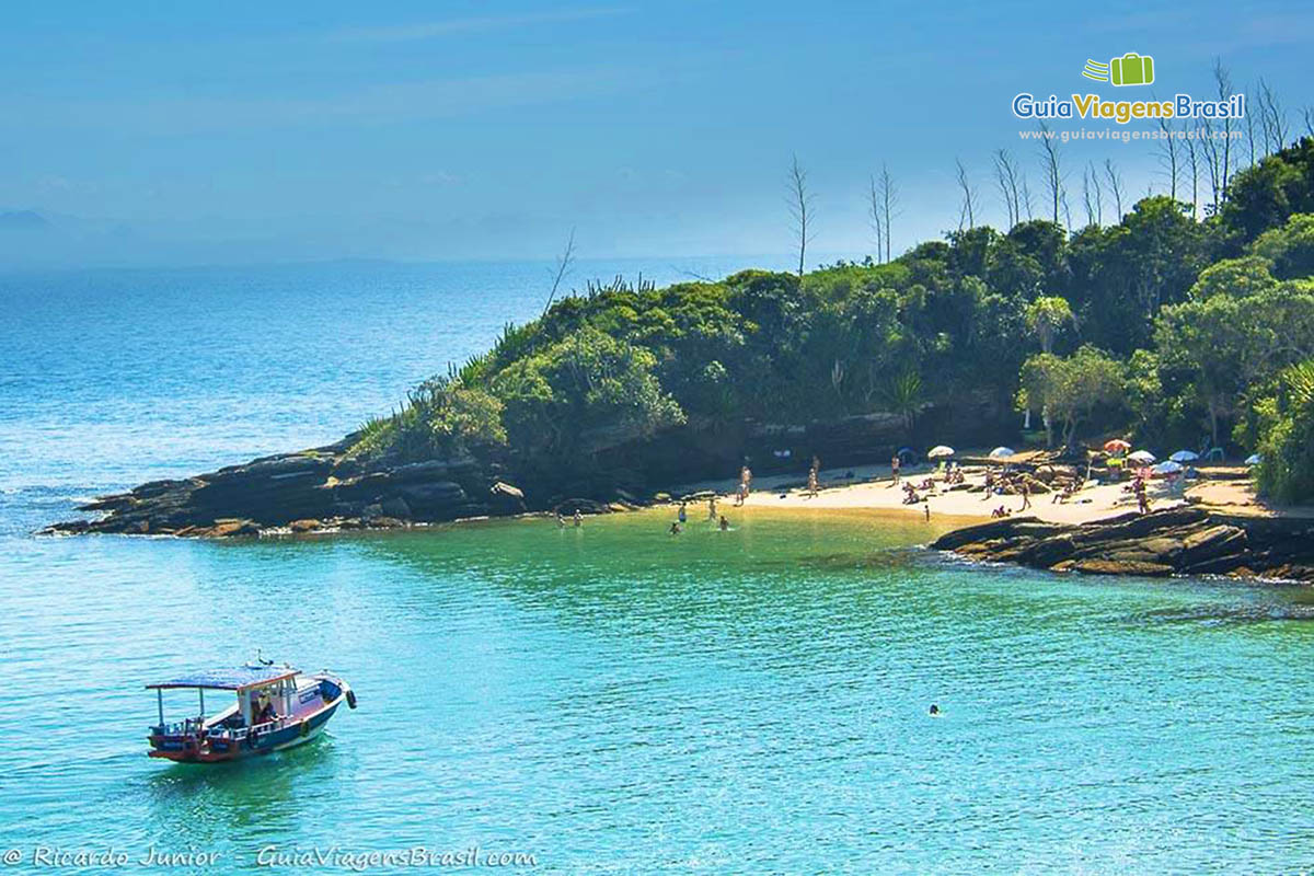 Imagem de barco neste mar maravilhoso e da vegetação em torno da Praia Azeda.