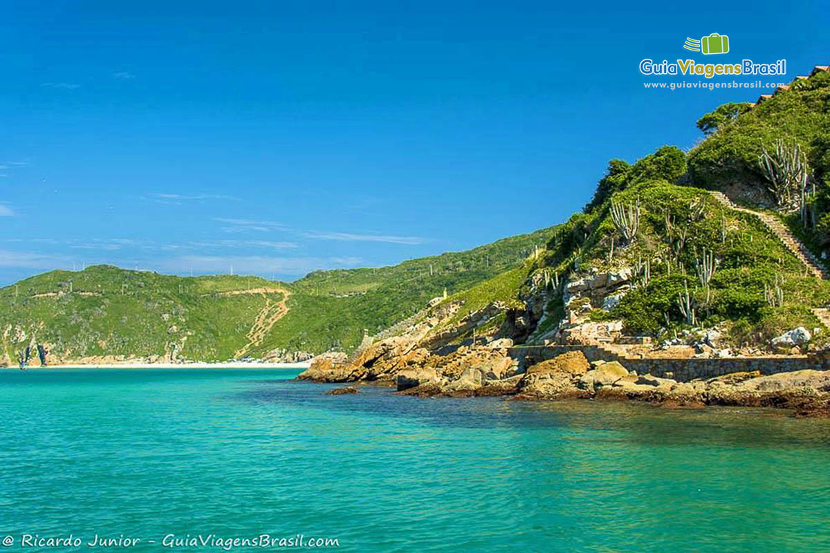 Imagem do mar e ao fundo já das para avistar uma praia.