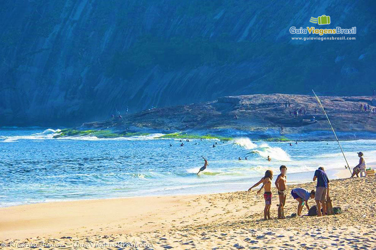 Imagem de águas claras na Praia Itacoatiara, praia muito preservada em Niterói.