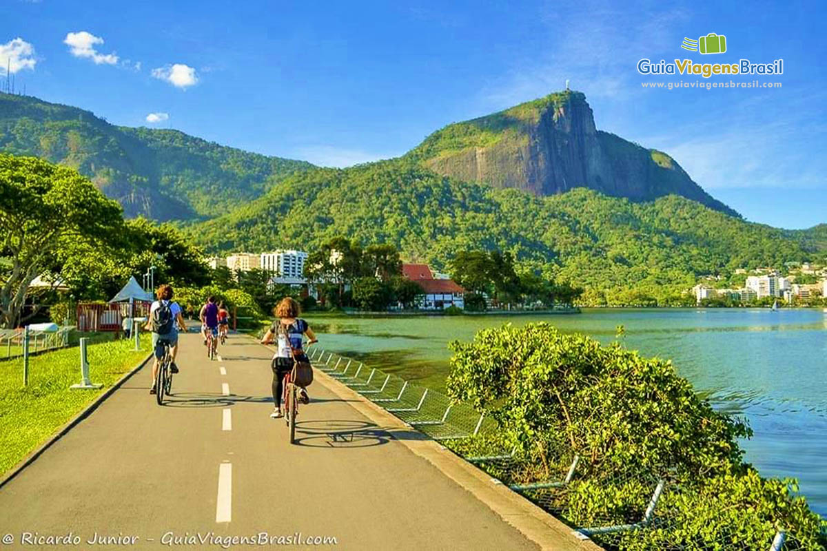 Imagem de ciclistas na linda lagoa e em um belo dia.