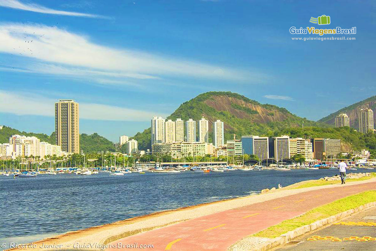 Imagem da ciclovia e do mar no Aterro do Flamengo.