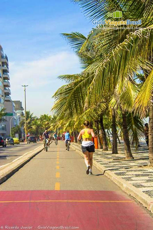 Imagem de uma pessoa correndo na ciclovia em Ipanema.