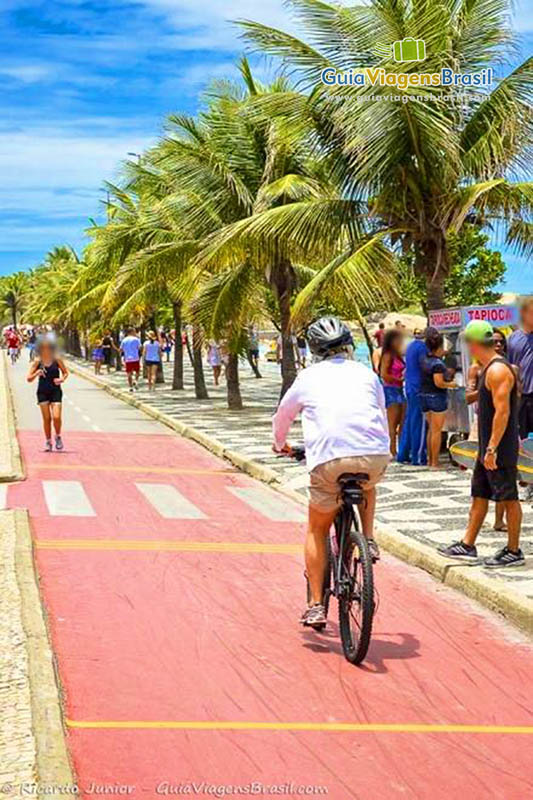 Imagem de pessoas na ciclovia da linda Praia do Leblon.