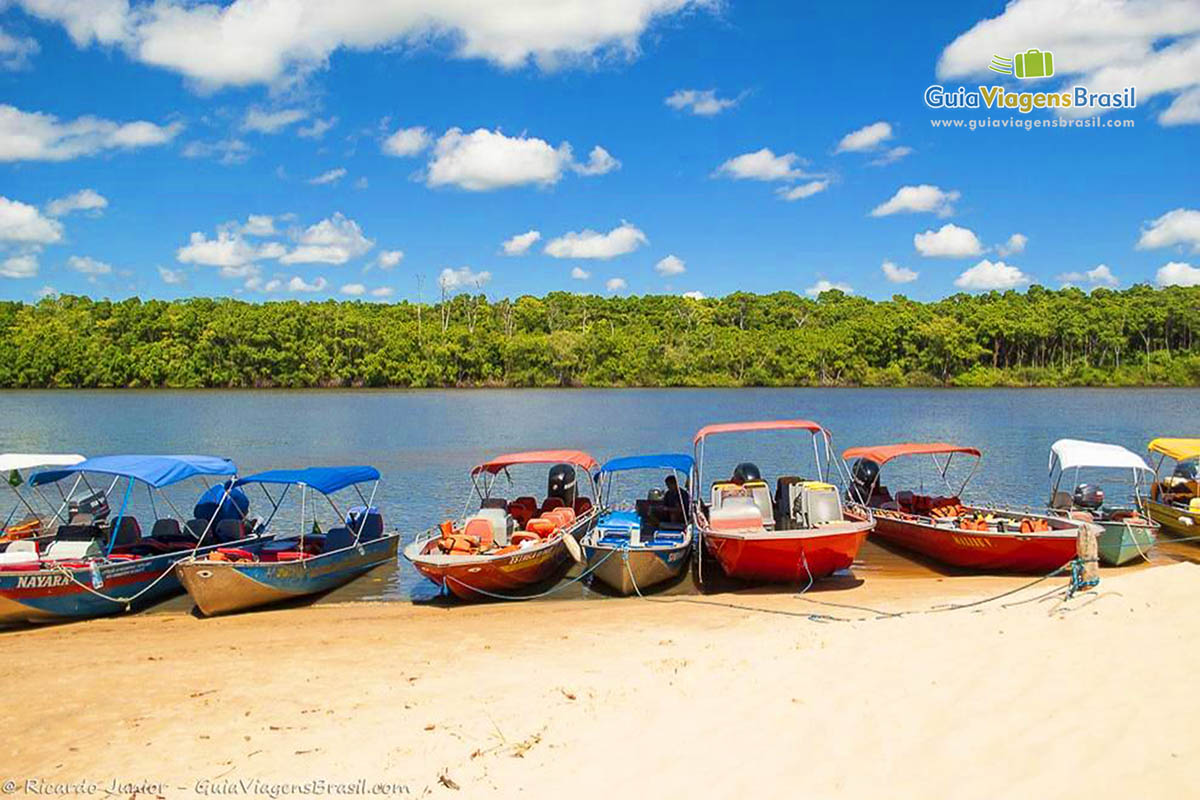 Imagem de pequenos barcos que levam turistas para passeio.