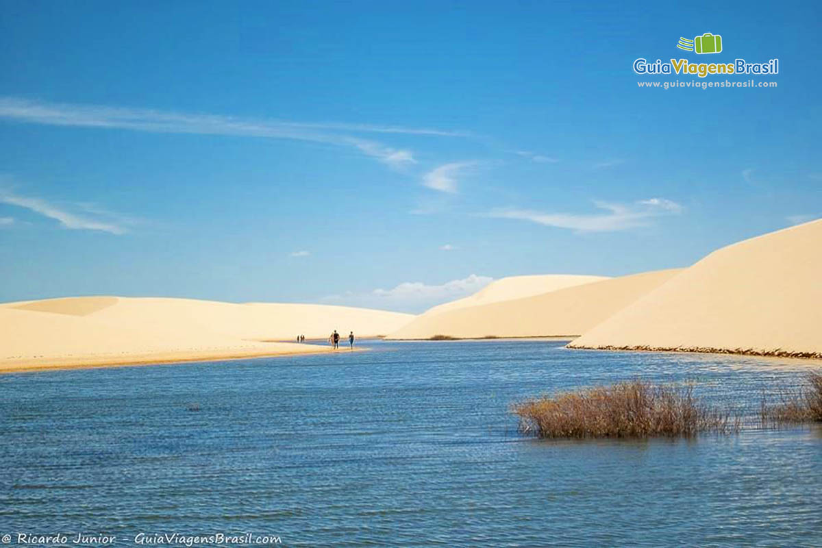 Imagem do azul maravilhoso das águas se compondo com o azul encantador do céu no Lençóis Maranhenses.