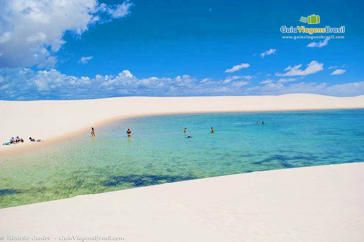 Imagem do paraíso fantástico. Turistas aproveitando a linda paisagem.