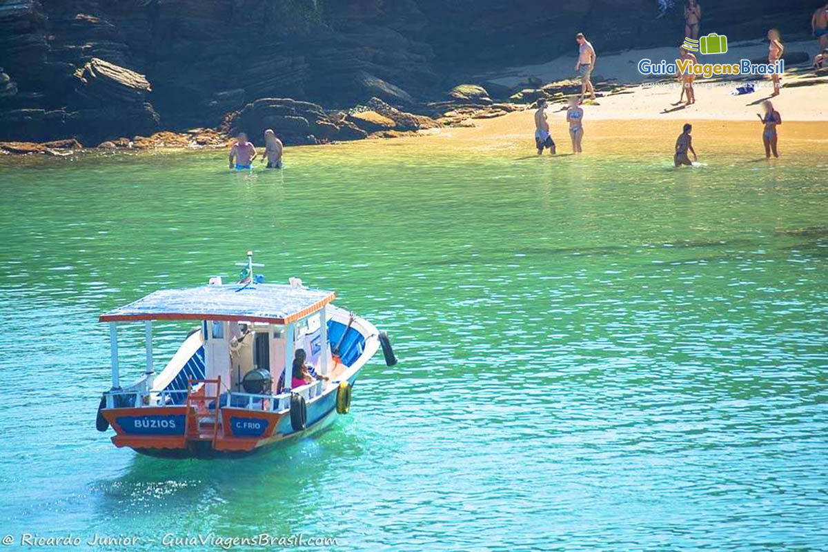 Imagem aproximada de uma barco chegando na Praia Azeda.