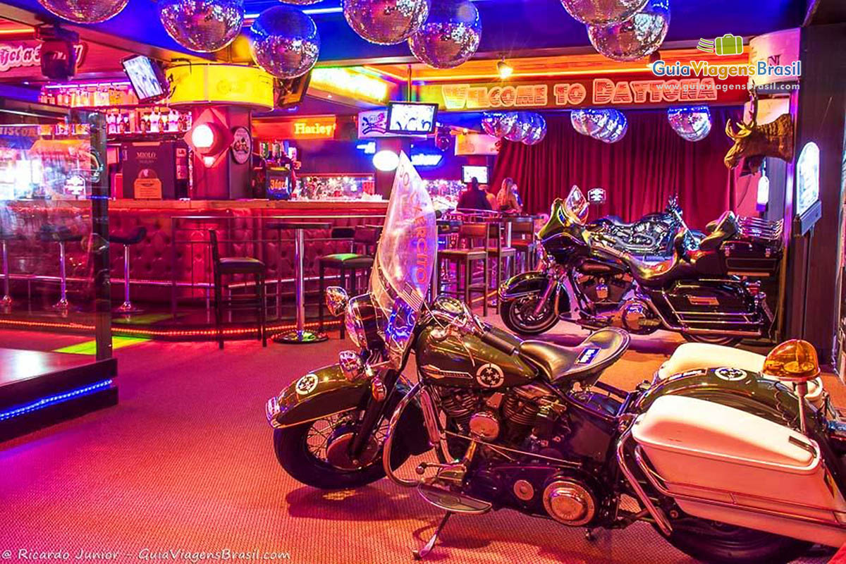 Imagem de duas motos harley no lindo bar.