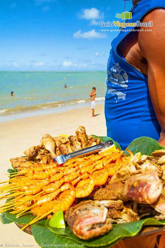 Imagem de comida vendida na Praia Coroa Vermelha.