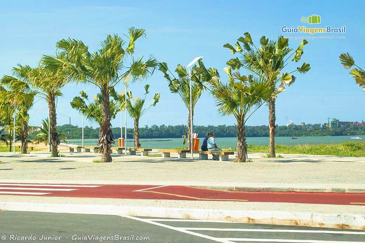 Imagem da orla da Praia de Camburi, ideal para caminhadas e corridas.