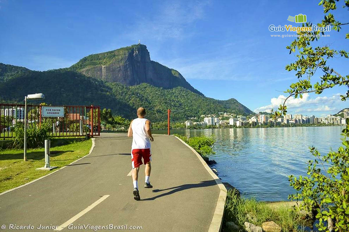 Imagem de uma rapaz correndo na linda Lagoa Rodrigo de Freitas.