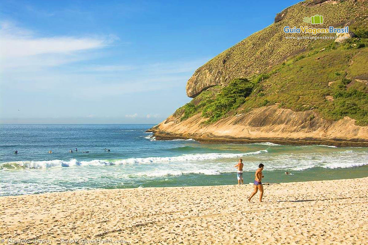 Imagem de um rapaz correndo nas areias da praia.