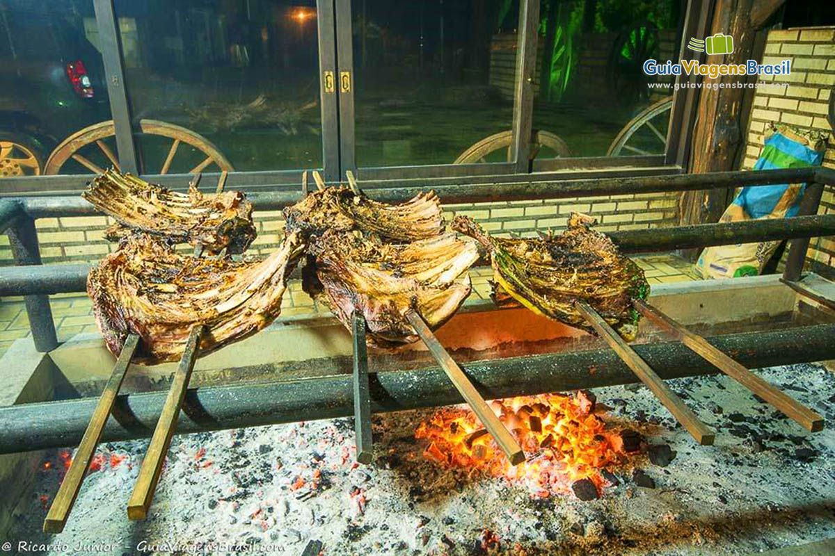 Imagem de costelas na brasa em Gramado.