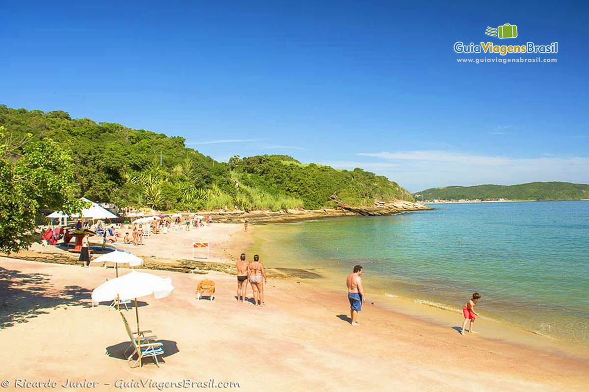 Imagem de criança com seus pais na Praia Azeda.