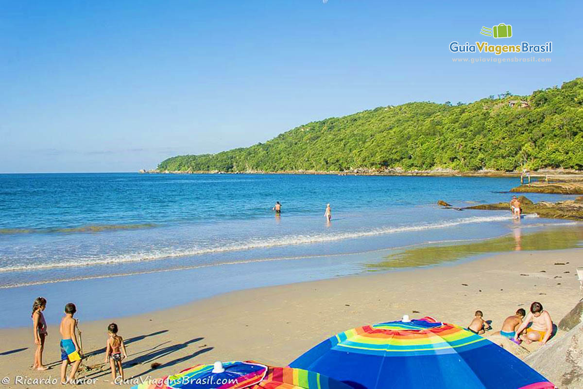 Imagem de crianças nas areias da Praia Estaleiro.