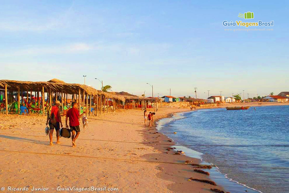 Imagem de crianças e pescadores na Praia Pedra do Sal.